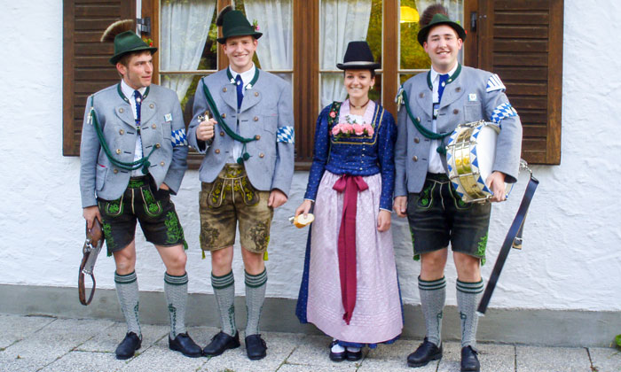 Familie Peschl in Tracht